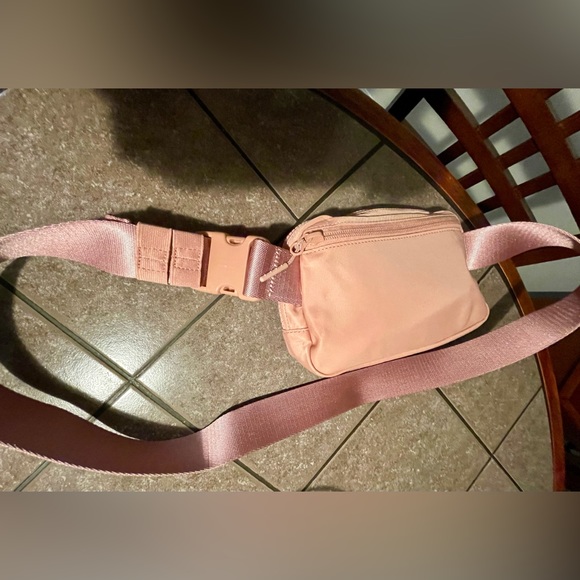 Lululemon Everywhere Belt Bag - Picture 10 of 11